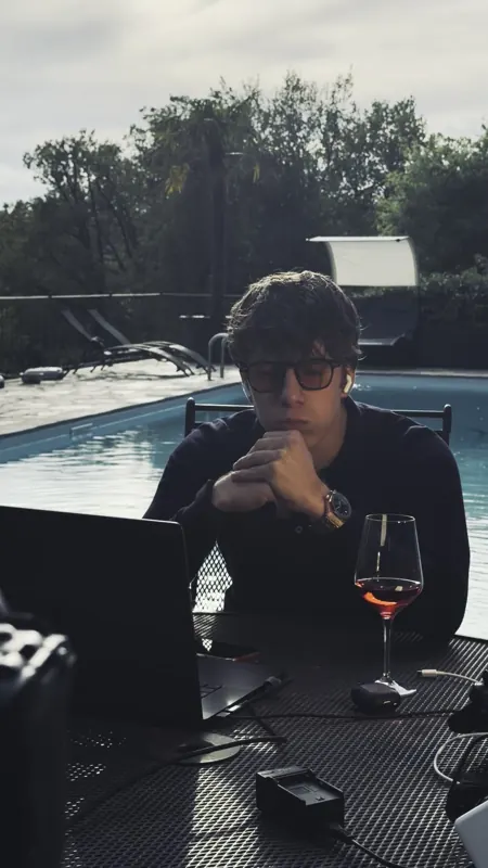 Filip radi sa laptopa pored bazena u Grčkoj