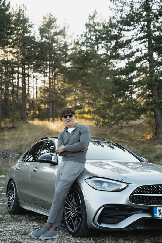 Filip pored svog Mercedesa